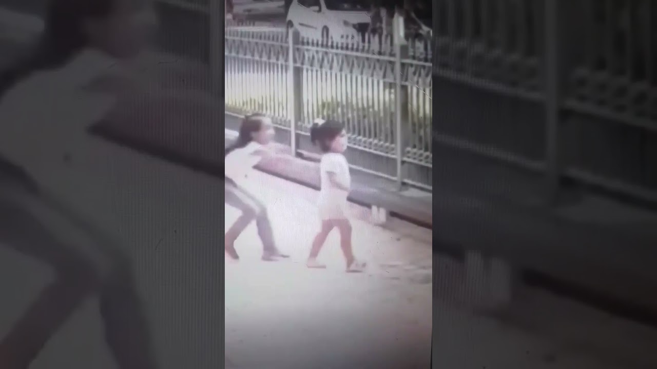 Una ni&ntilde;a salvo a su hermana antes de ser secuestrada😎
