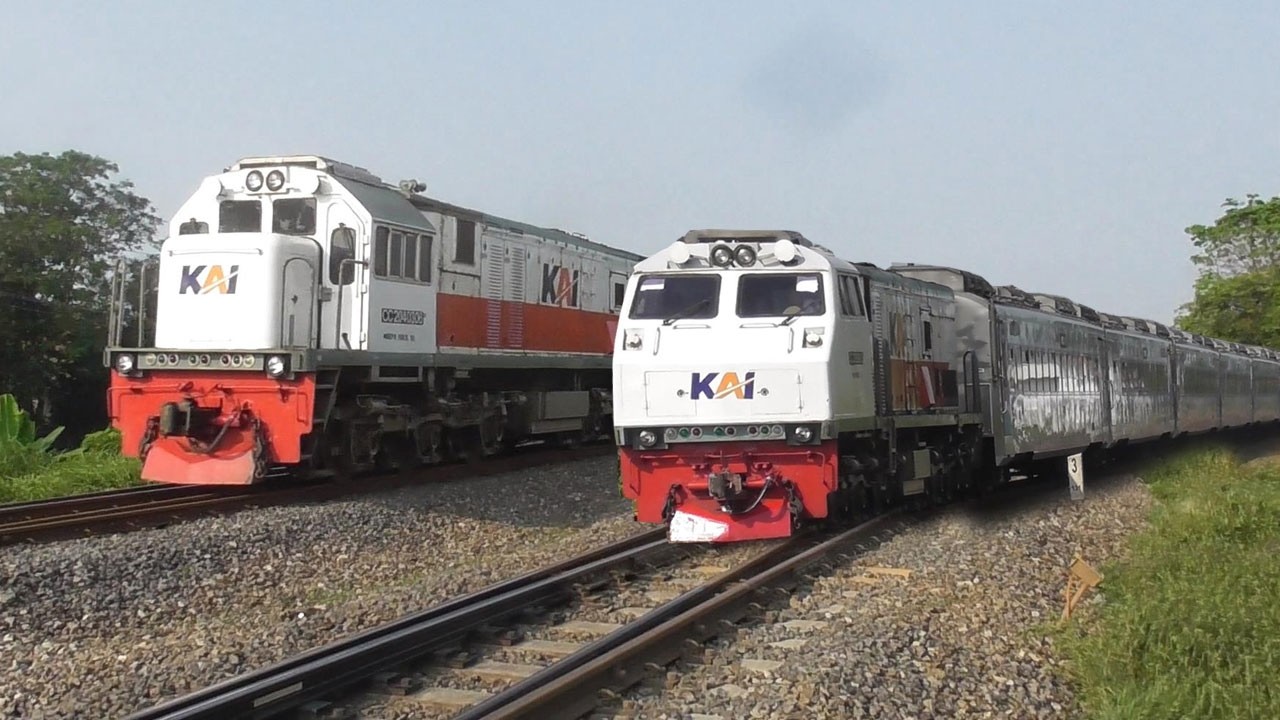 Melaju Kencang Lokomotif cc203 cc206 dan 201 melintas di Sore hari, Kereta Api narik Gerbong Panjang
