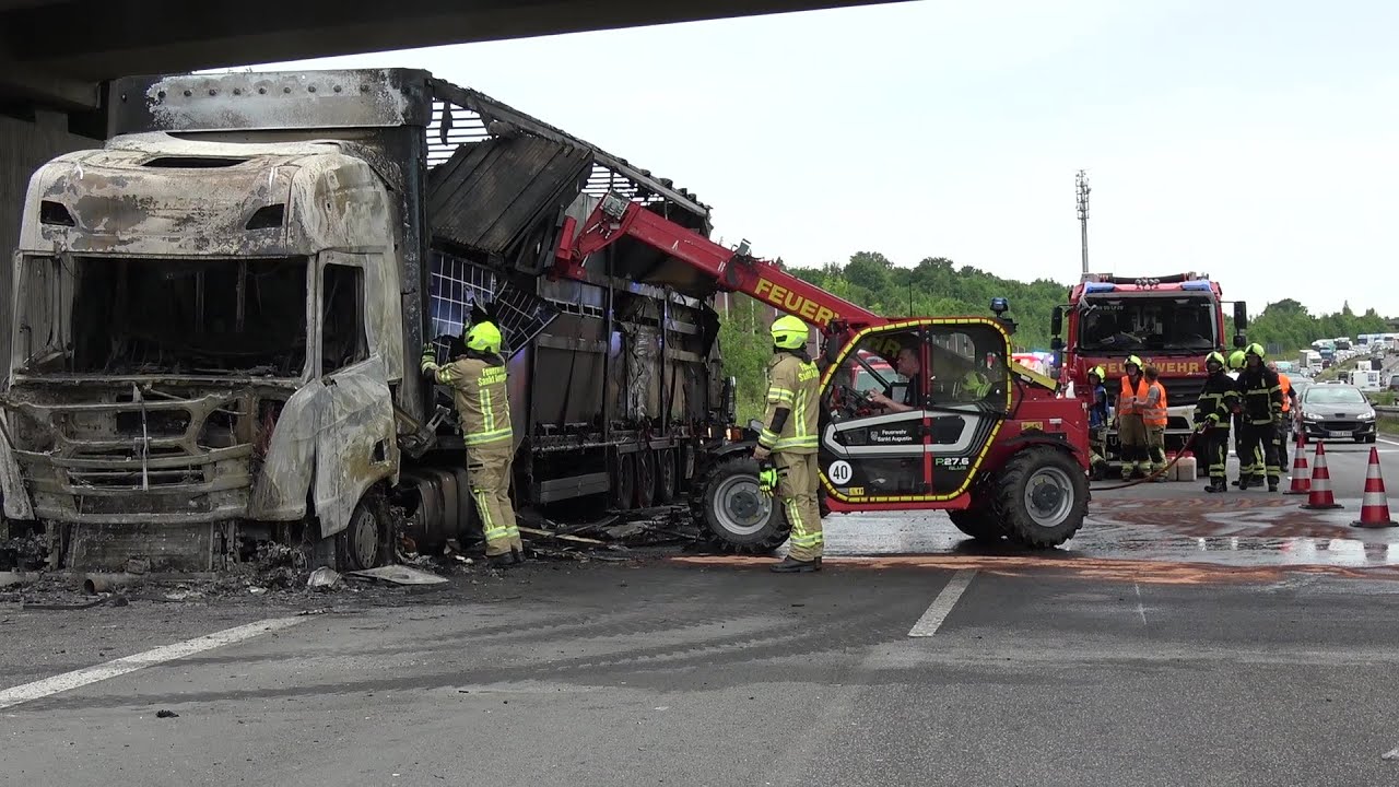 LKW-Brand unter Brücke - Teleskoplader im Einsatz auf A3 Höhe Oberpleis Richtung Frankfurt  25.06.25