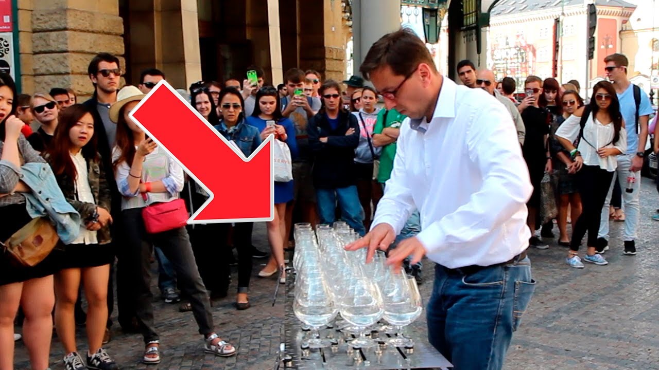 Виртуозная игра на бокалах с водой (Petr Spatina - Glass Harp) | Пражская уличная музыка