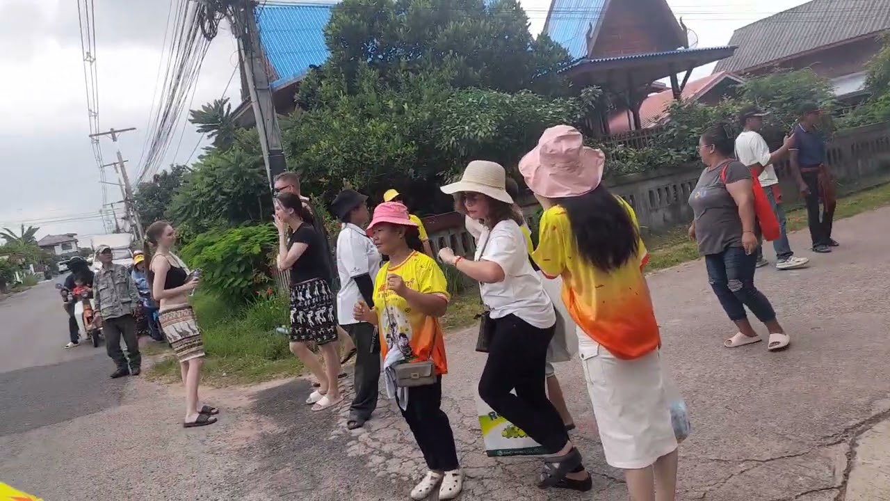 มาเจอรถแห่สาวน้อยเพชรบ้านแพง