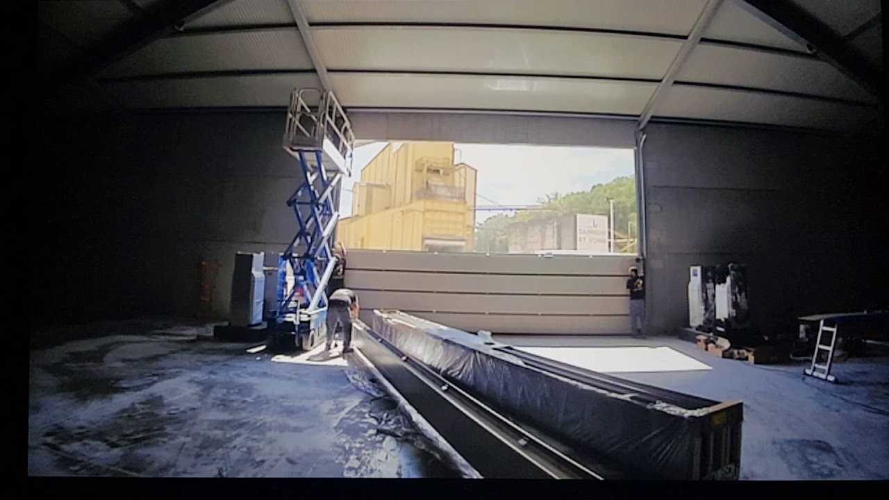 Chantier pose d'une porte sectionnelle H&ouml;rmann 8x5m