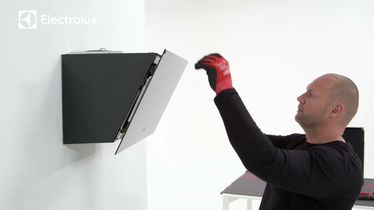 Electrolux. Instalace zkosené digestoře.