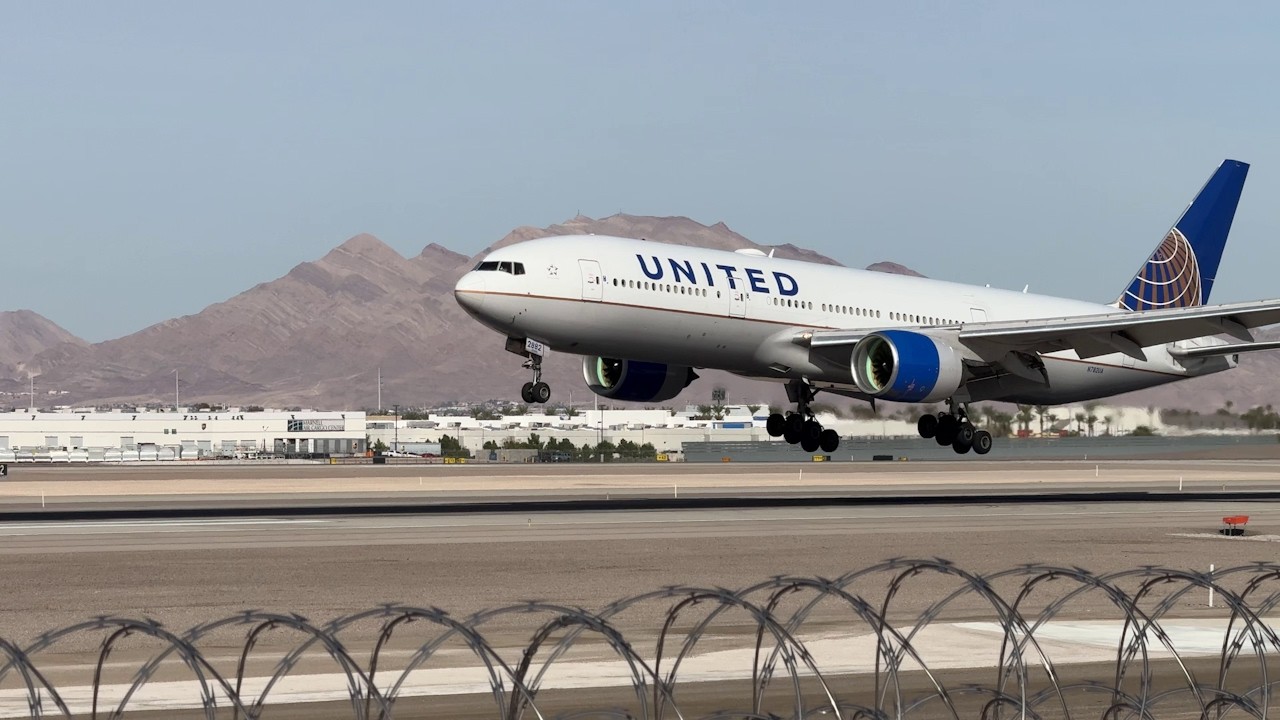 United Airlines Boeing 777-222(ER) lands at Las Vegas | N782UA