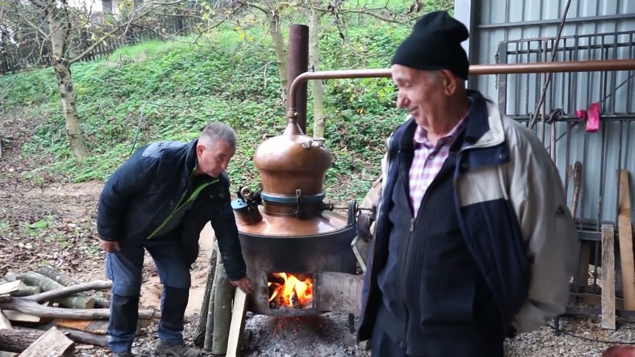 Rakija teče iz tri kazana-kotla! Pečenje rakije na selu.