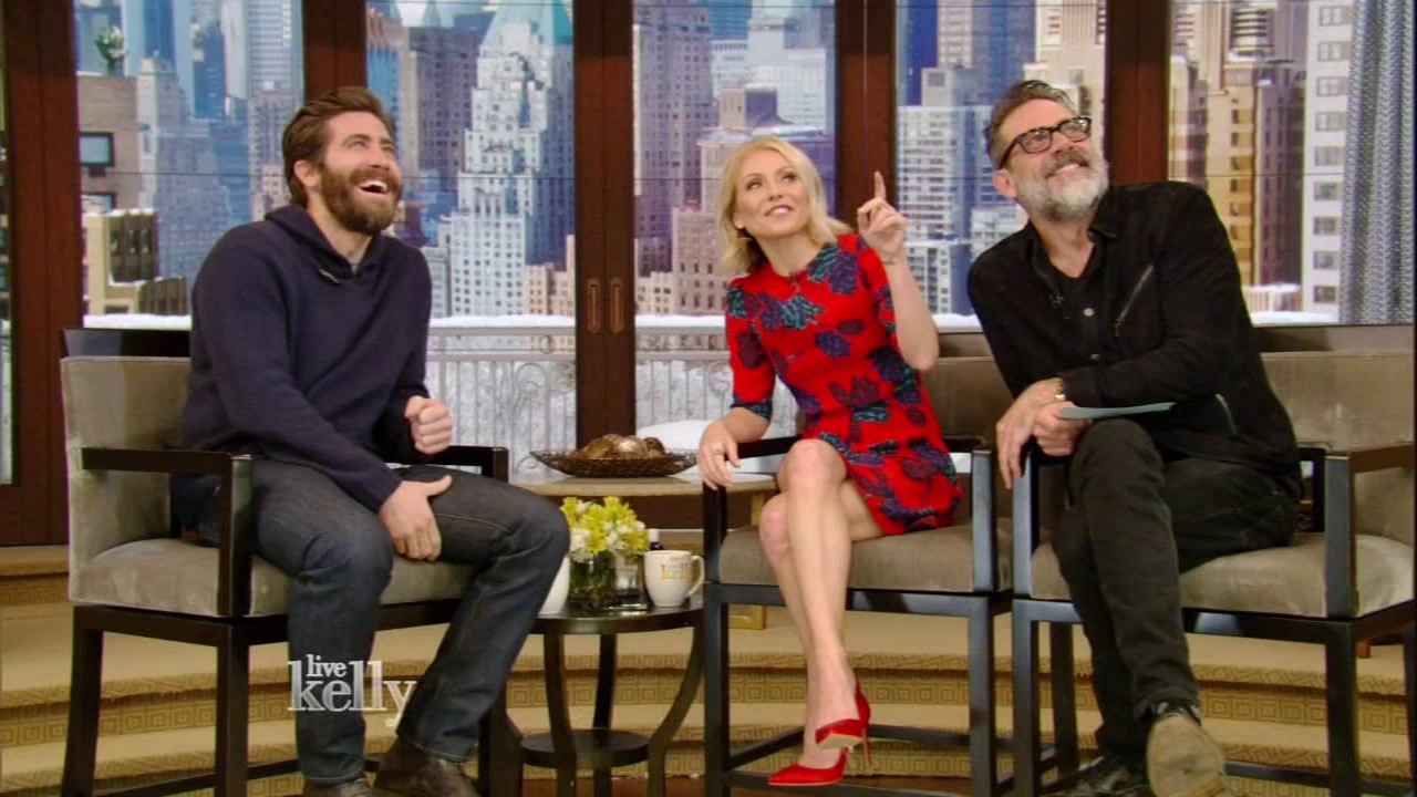 Kelly Tries to Get Jake Gyllenhaal a Date