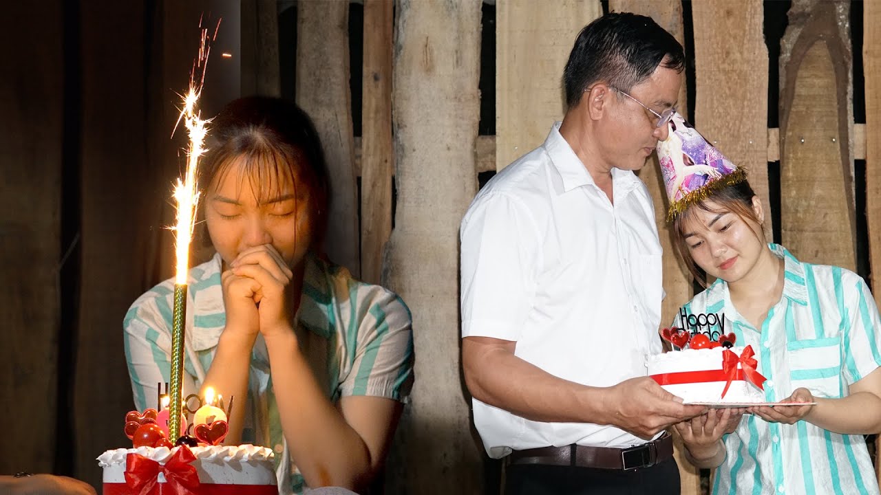 CEO Hung and Lisa: CEO Hung gave Lisa a surprise. Lisa was happy. CEO Hung is very romantic
