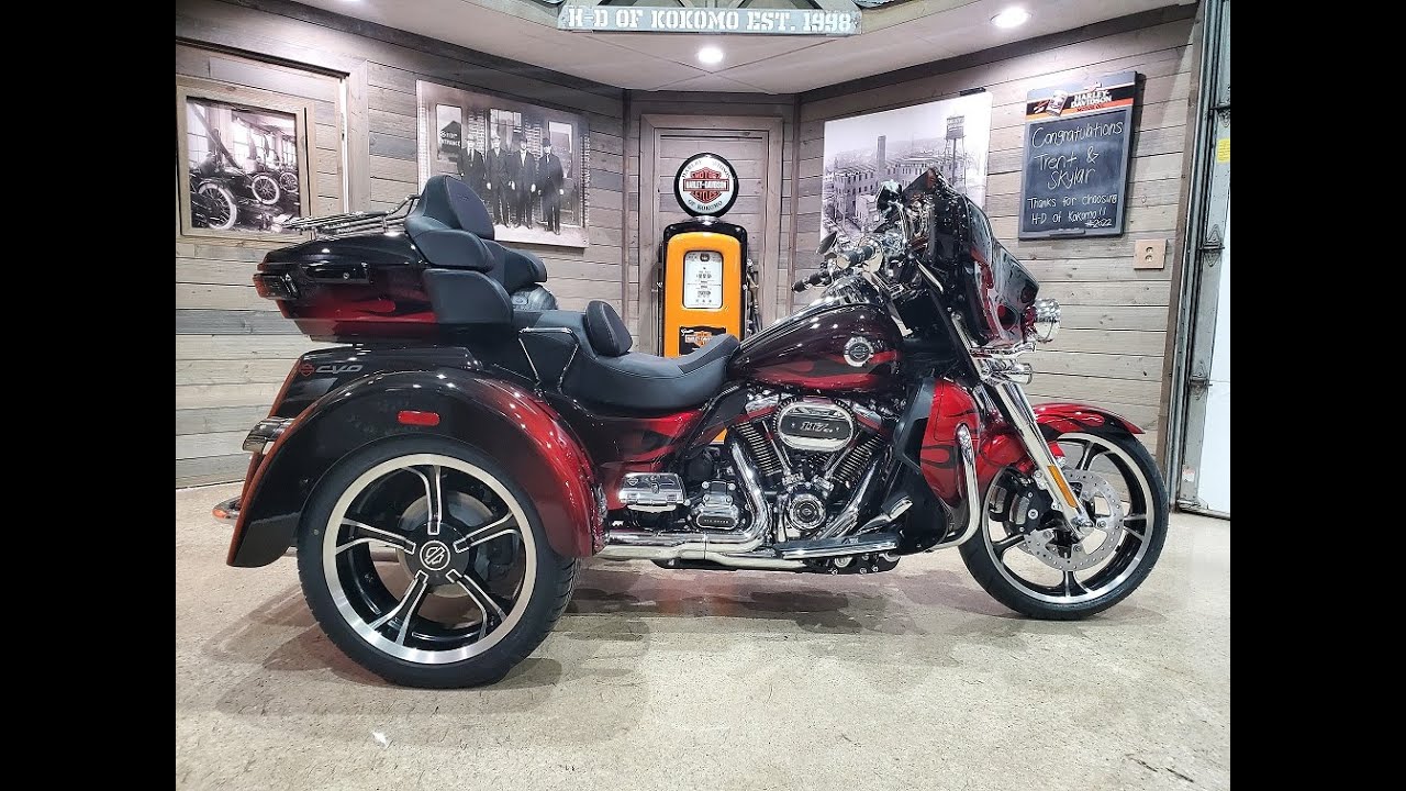 2022 Harley-Davidson CVO Tri Glide Ultra FLHTCUTGSE-Dante's Red Fade.
