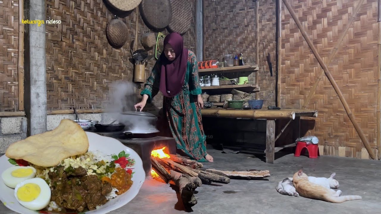 Suasana hujan, masak rawon daging sapi, untuk makan malam bersama keluarga, masakan desa 