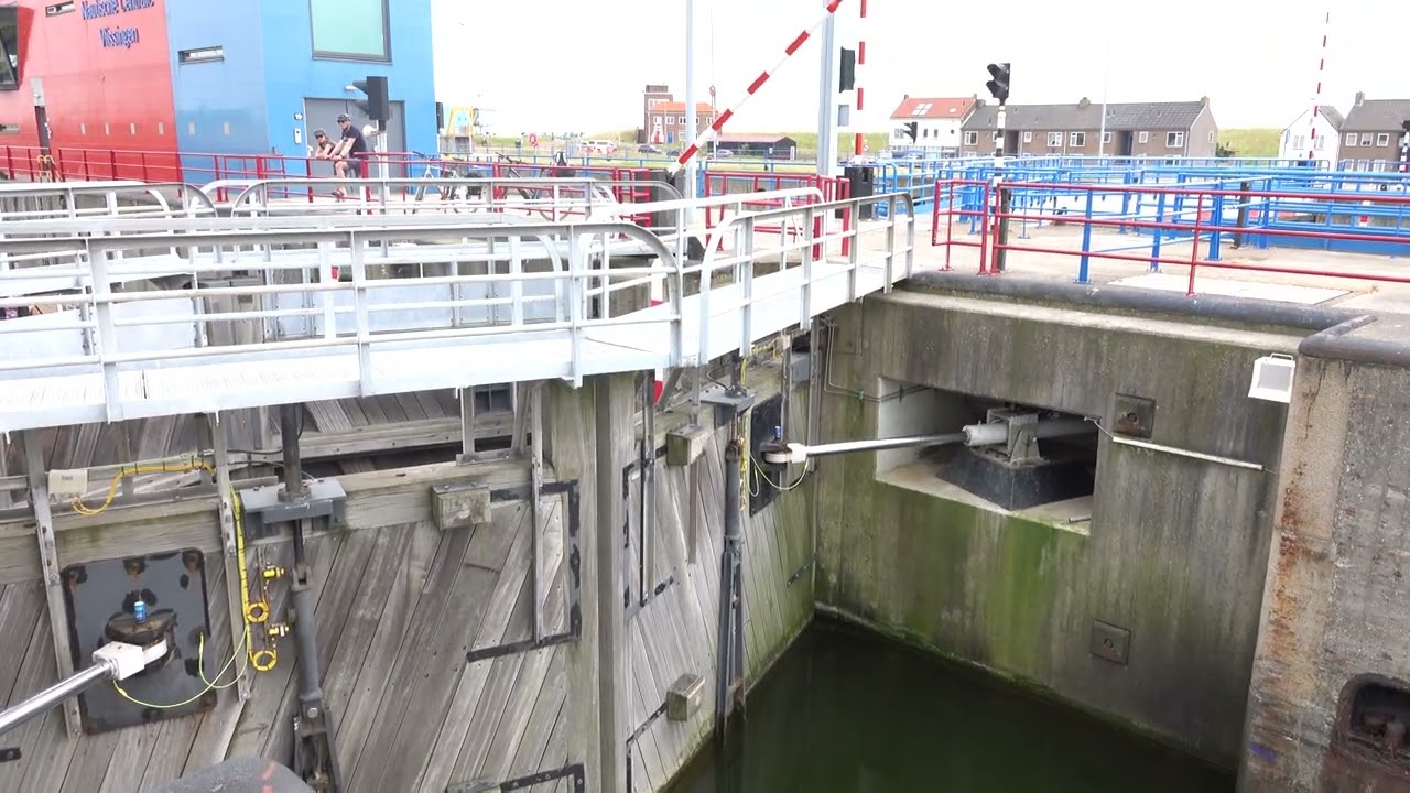 Ecluzele nautice centrale din Vlissingen , ecluza mare și mică,17 iunie 2023