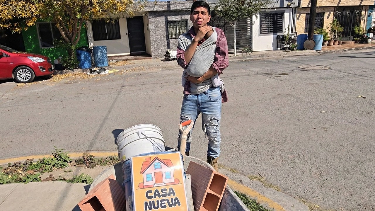 Joven albañil construye casa sin saber que era para él y su bebé 😭su reacción nos hizo llorar