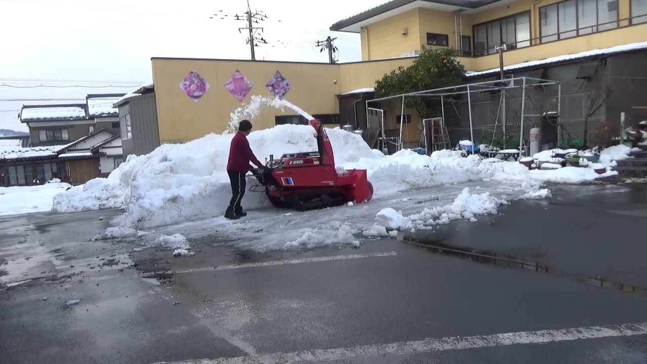 タイヤショベルで集めた雪を旧式フジイ大型ロータリー除雪機で積み上げる( ･ิω･ิ)９