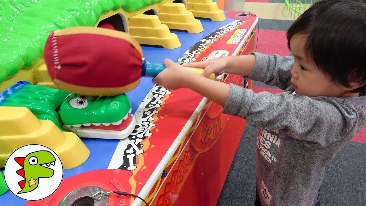 ゲームセンター　アンパンマンのゲームやワニ叩きゲームで遊んだよ❤ワニワニパニック Toy Kids トイキッズ レオくん 子供動画