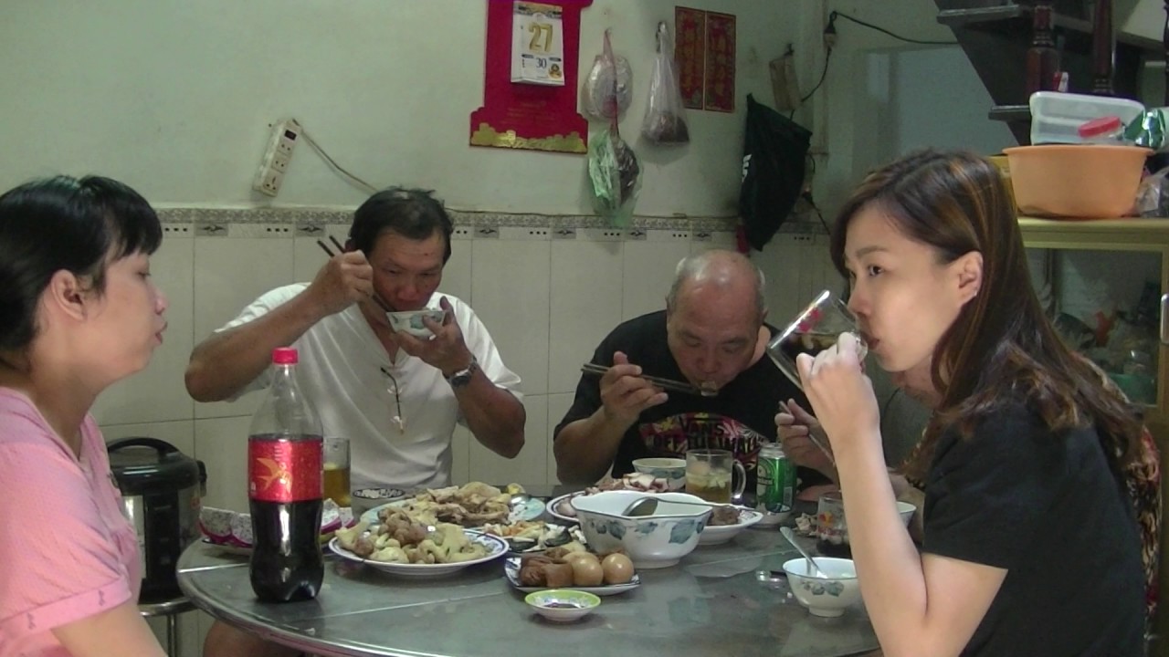 在越南食團年飯 Ăn bữa cơm trưa giao thừa năm Đinh Dậu với người nhà .
