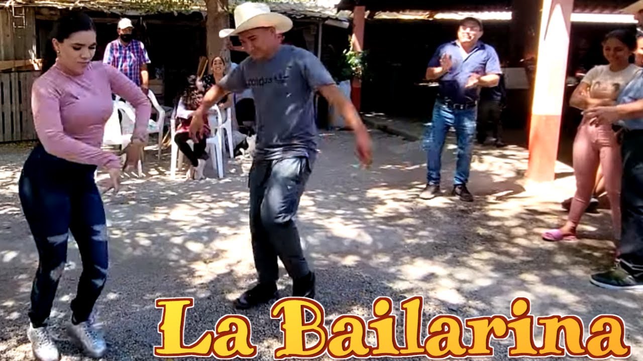 Alondra(Mexicana) le dá clases de baile sinaloense a Nano(Salvadoreño)