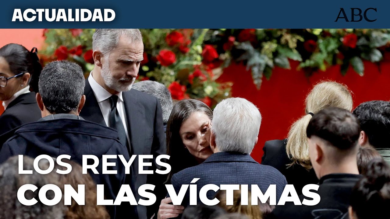 LOS REYES saludan a las familias de las VÍCTIMAS de ADAMUZ