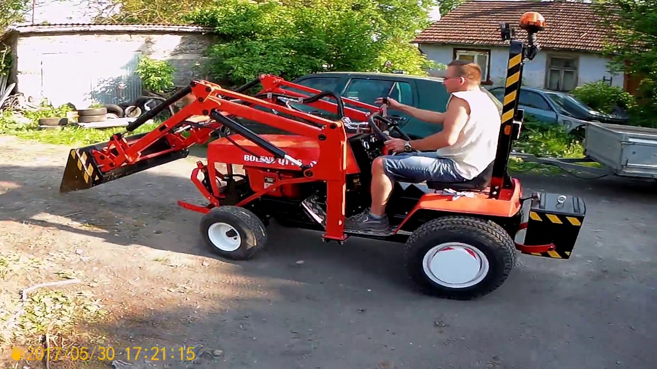 Film prezentujący możliwości miniładowarki bolens QT-16 i ładowacza czołowego.