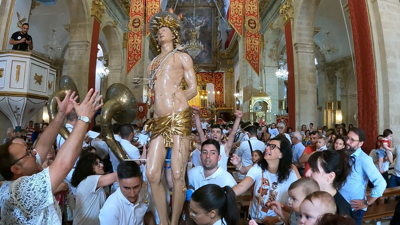 San Sebastiano Patrono di Ferla(Sr),Commovente sistemazione del Santo nella vara 20 luglio 2023