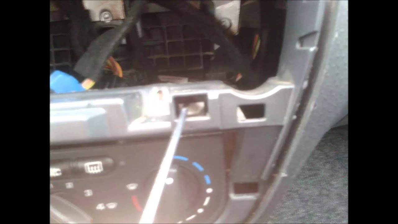 Citroen C3:  Cambio de bombillas en mandos de A/A.