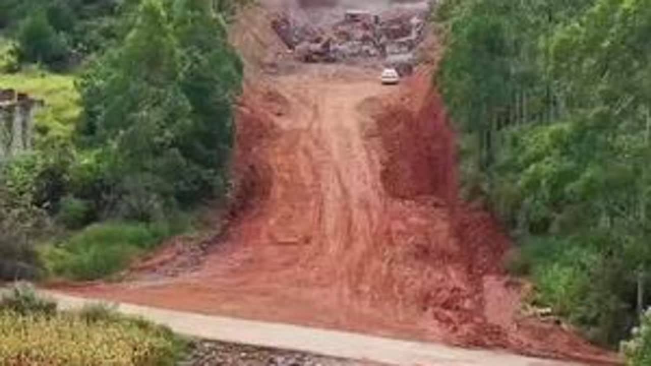 全程几乎贴地飞行拍摄带你更直观的了解上坦公路最新施工进度，目前看来蚣坝段至七里岗段路面已经可以正常通车。#航拍最美家乡 #乡村建设 #修路 #记录家乡美景 #上坦公路