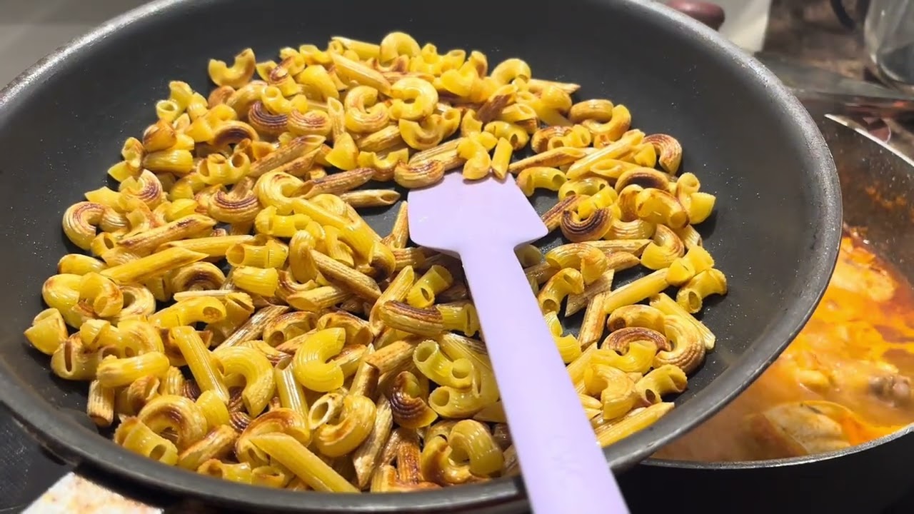 Cocinando caldo o sopa de pollo con  fideos códitos 