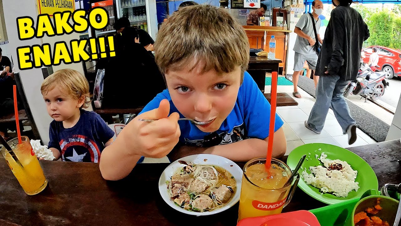 Иностранцы пробуют баксо в центре Джакарты 🇮🇩 | Реакция на индонезийскую еду | Иностранцы едят ин...