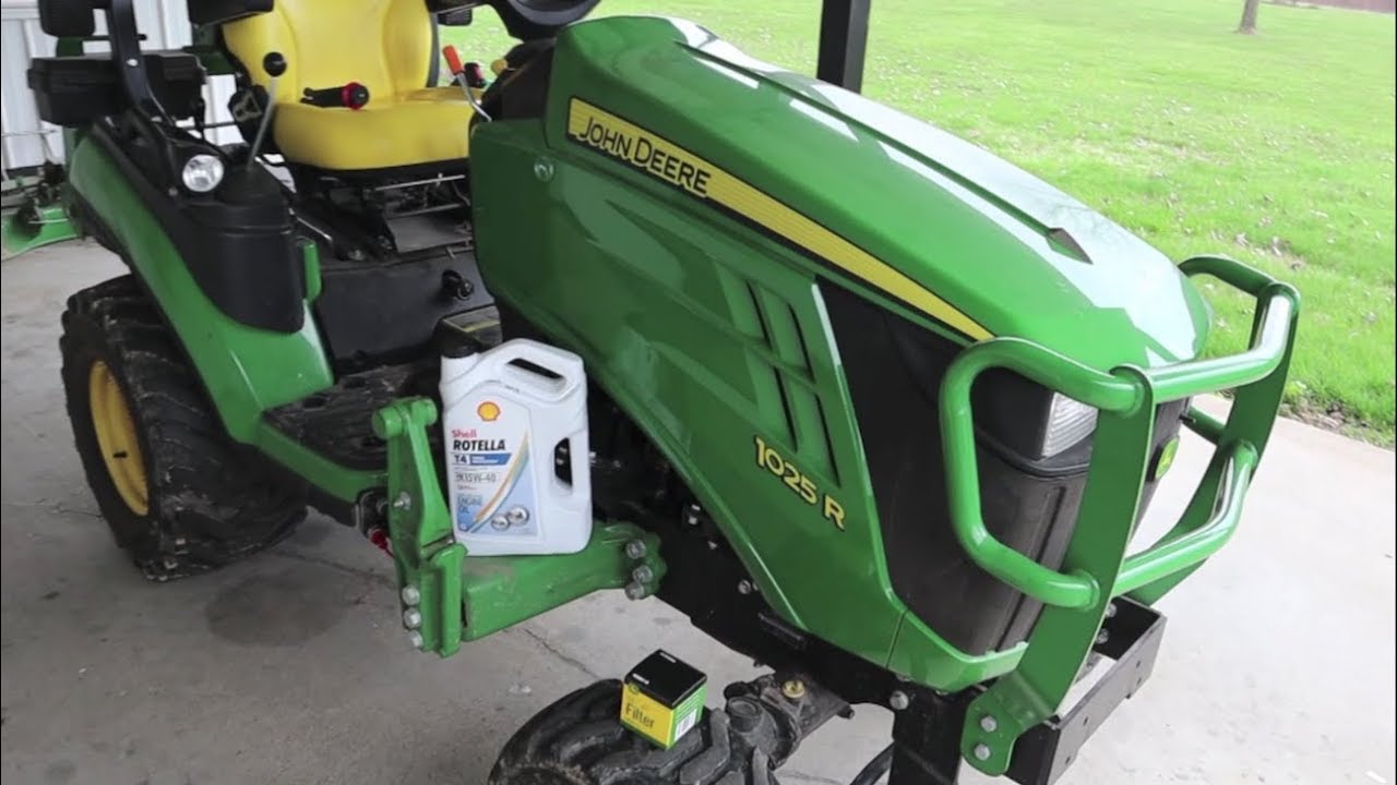 Замена масла в двигателе John Deere 1025R, 3-цилиндровый дизельный двигатель Yanmar