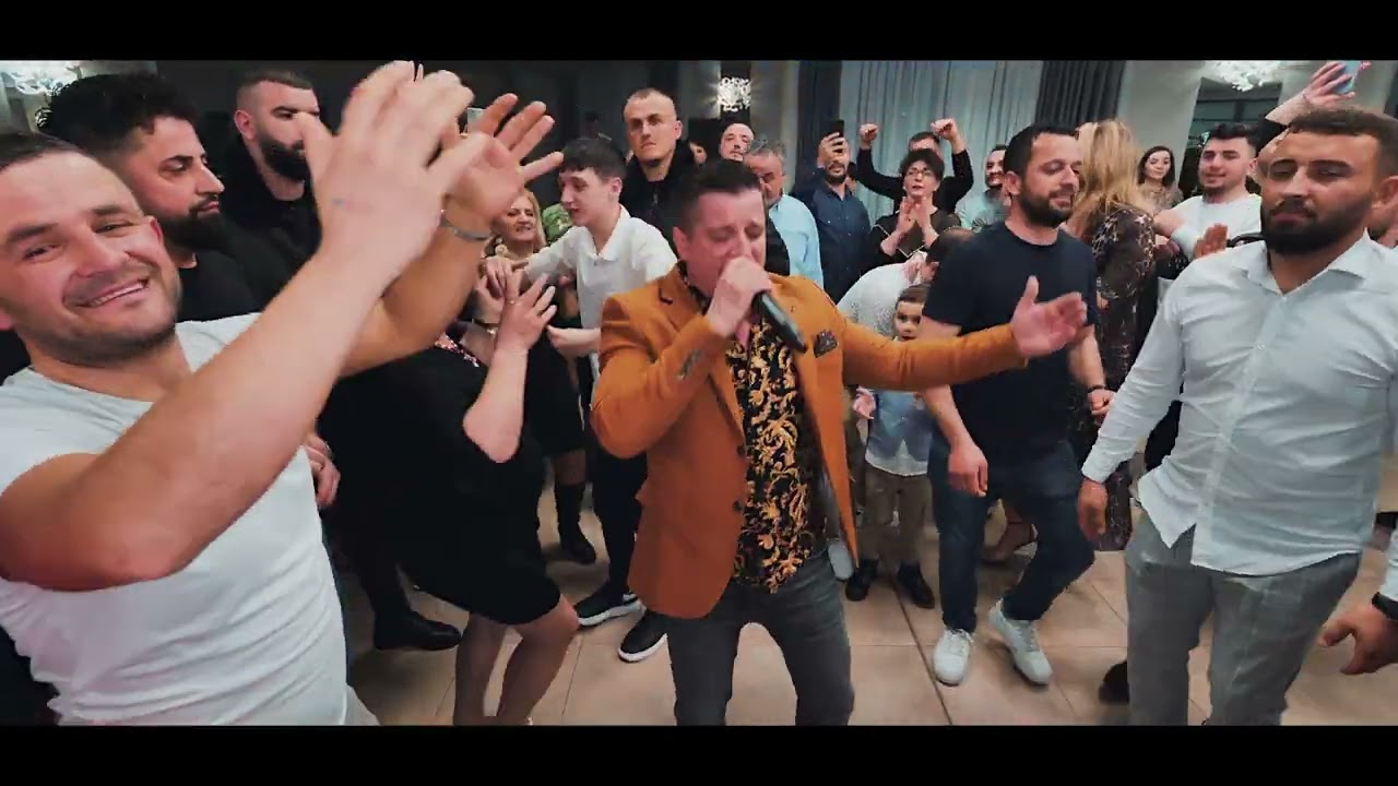Grupi Emiljano Gjeneral Musica (EMG) - Publiku i mrekullueshem kercen me kengetarin