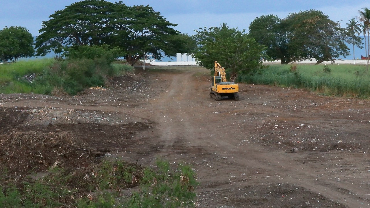 Câmara de Lobata reorganiza lixo na lixeira perto do memorial de 3 de fevereiro