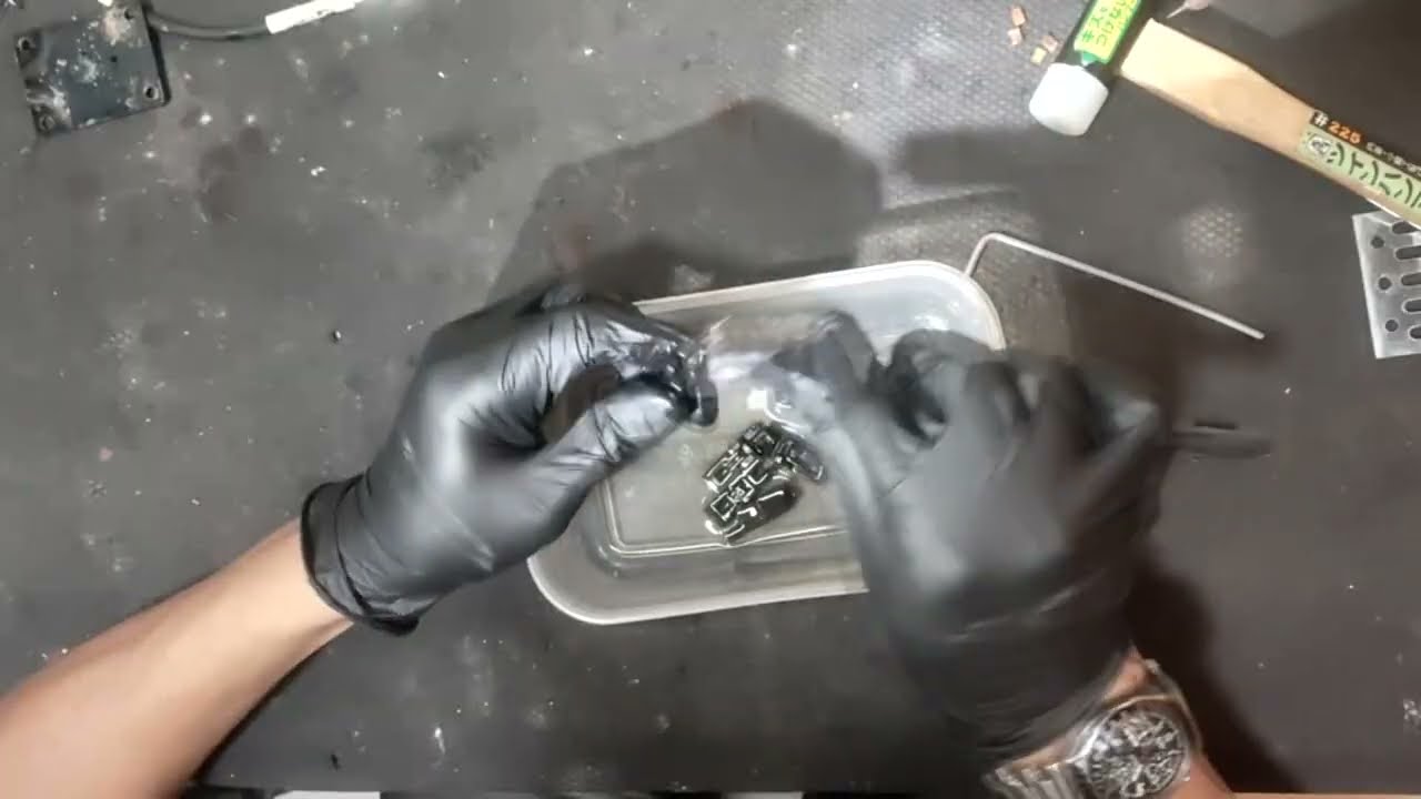 Quitamos el oxido a un Floyd rose pieza por pieza, lo desmontamo entero.