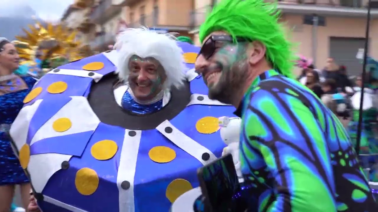 Carnevale di Castrovillari: Successo di Maschere, Carri e pubblico alla prima sfilata