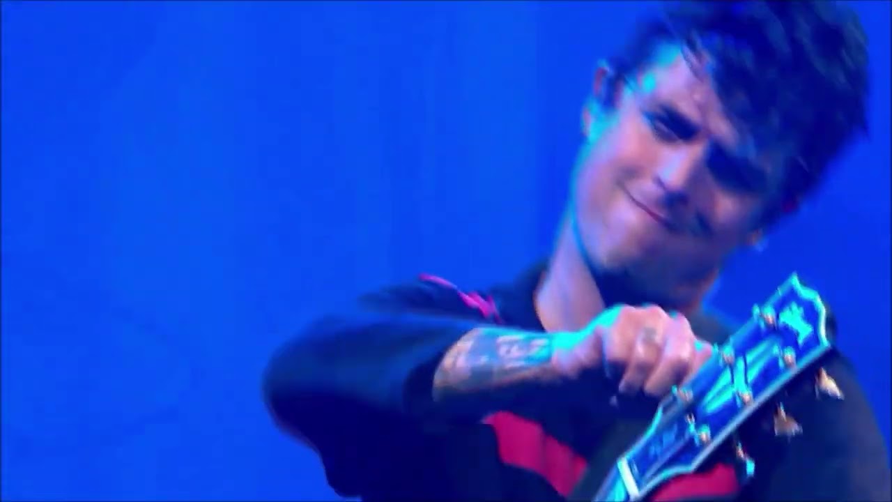 Billie Joe (Green Day) smashing a 