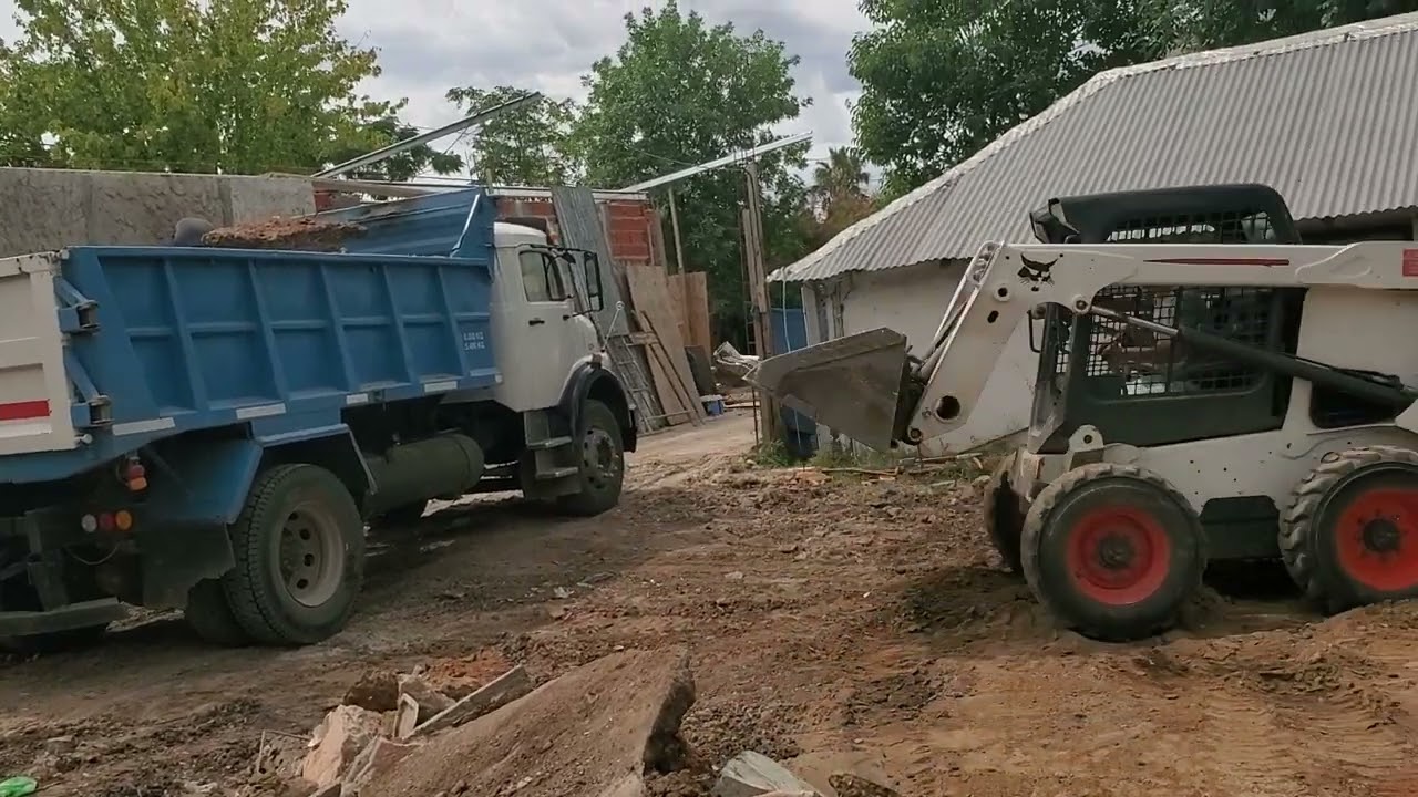 Bobcat s 630 levantando piso