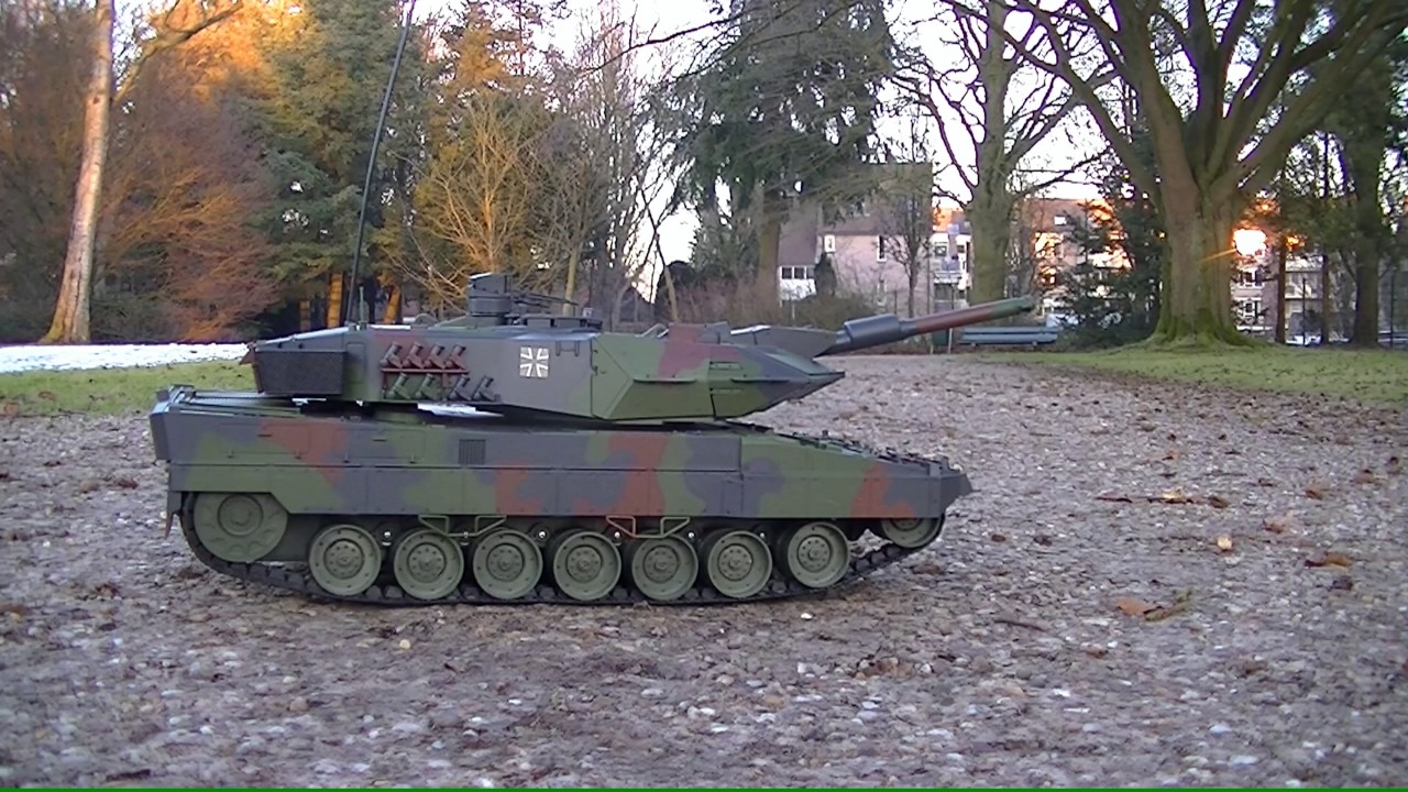 Rijden met Leopard 2 tank in het Cantonpark te Baarn