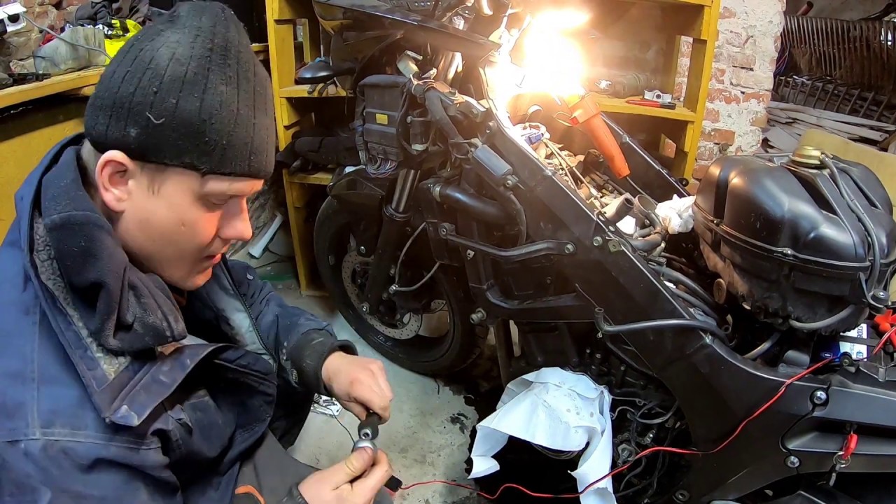 Ustawianie luzów zaworowych Yamaha TDM 900 2006r.