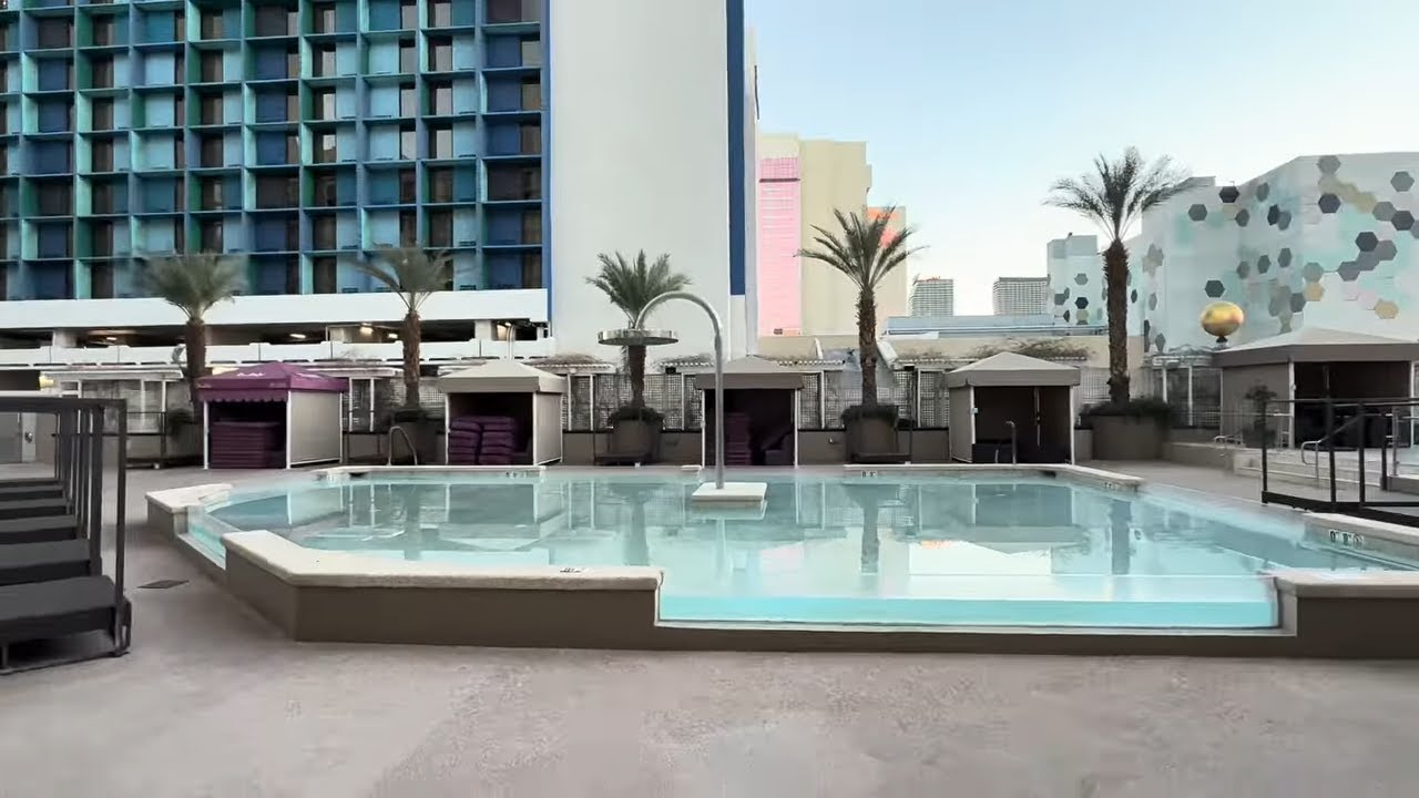 Идеальный отдых у бассейна в отеле Лас-Вегаса: обзор номера Harrah's Mountain Deluxe Cabana Pool ...