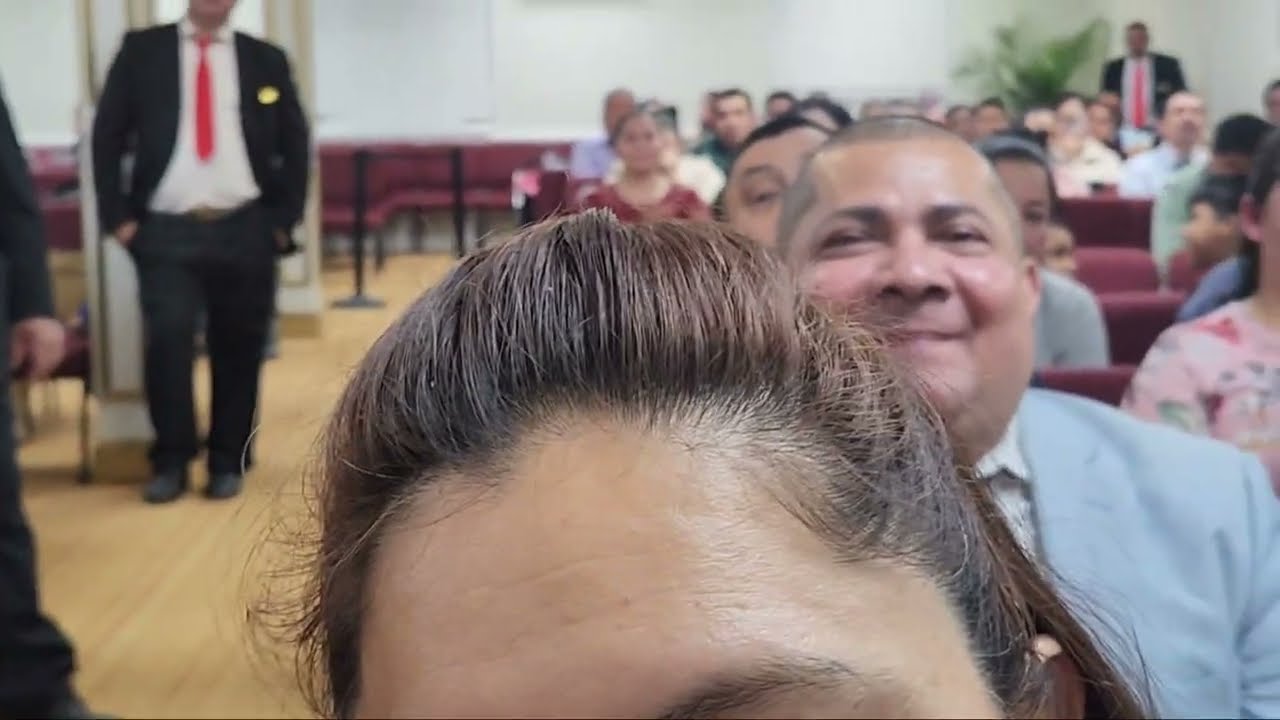 El evangelista irme Benítez cantando hasta hermosas alabanzas en la iglesia 20 costó el Cristo vive