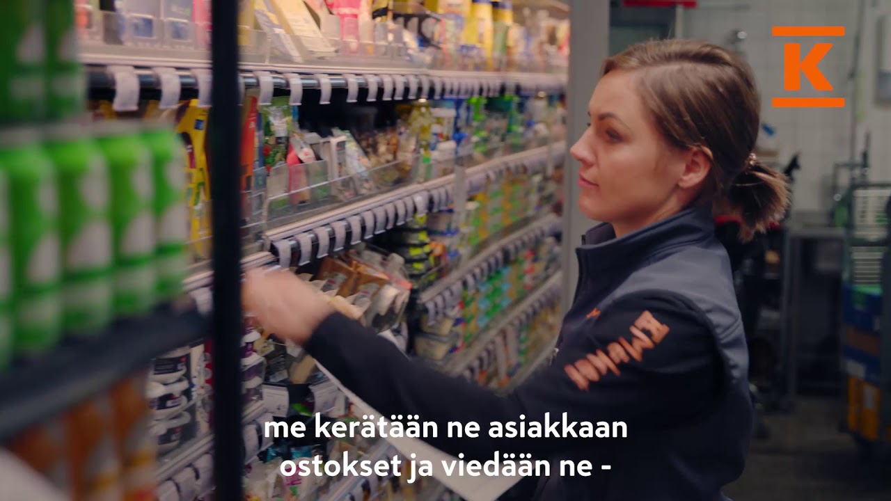 Pieni suuri teko: K-Market-kauppias Stina Olander on kuljettaa ostoksia kotiin ikäihmisille