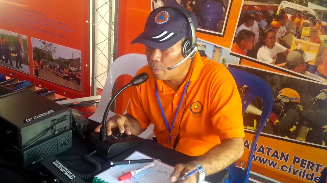 HF Station using Barrett 2050 transceiver and broadband dipole antenna