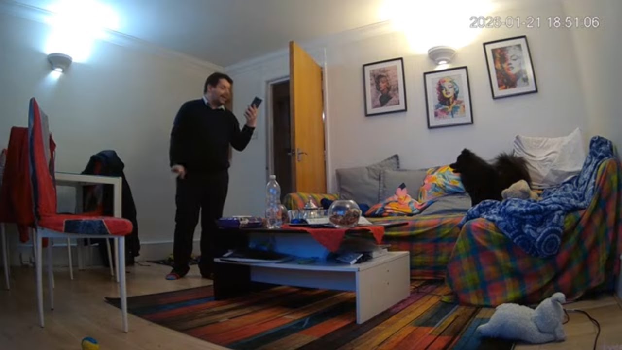 🔴 24/7 LIVE: Italian Couple in London - Real Life [LIVING ROOM 🛋️] - MiGIPepeVibes - Cam 1