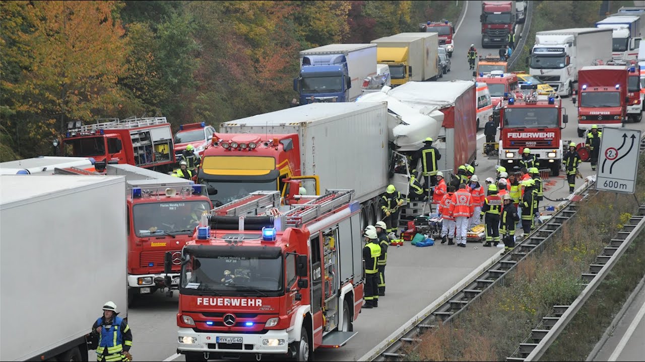 20.10.2015 - Schwerer Unfall auf der A61 nach Lkw-Panne