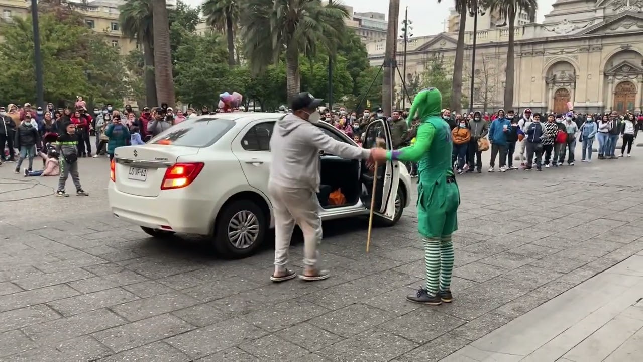 BUFÓN NAMASTÉ en Plaza de Armas de Santiago 3