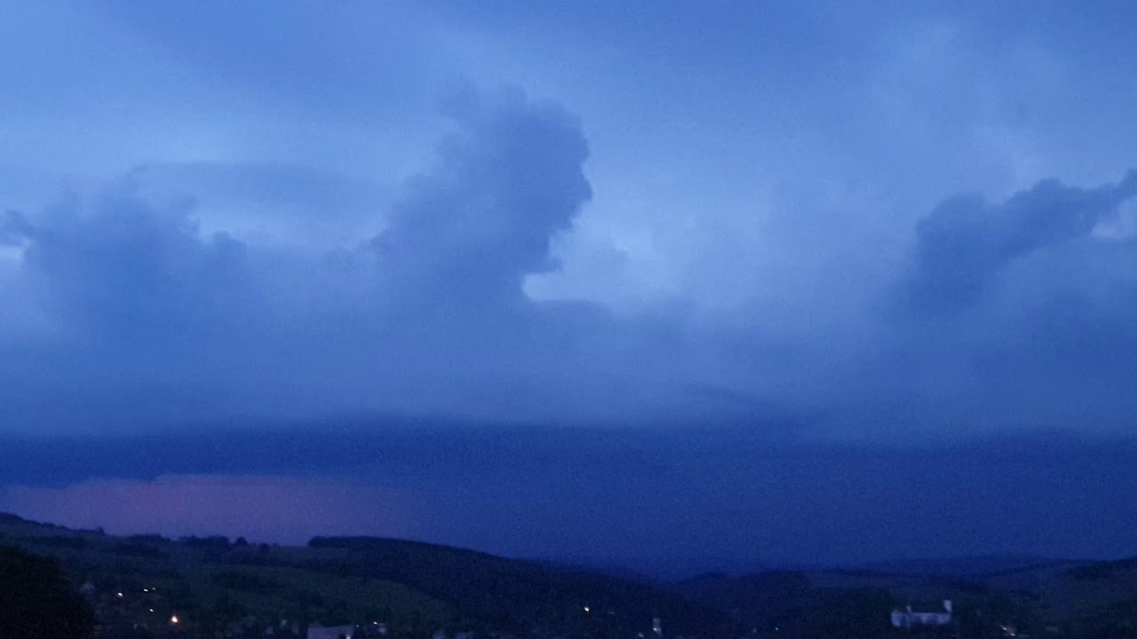 Aufziehendes Hagelgewitter mit extrem hoher Blitzrate (10.06.2019)