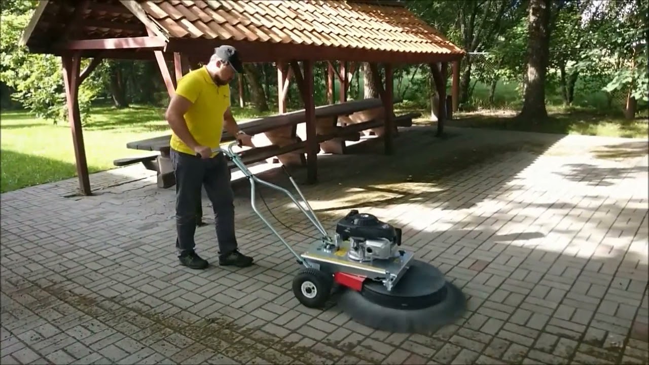 Limpeza a seco de pavers e pavimentos intertravados em que cresce mato entre as pedras.