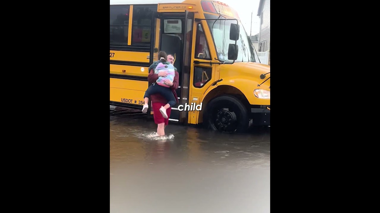 Когда автобус застрял, этот папа вмешался ❤️
