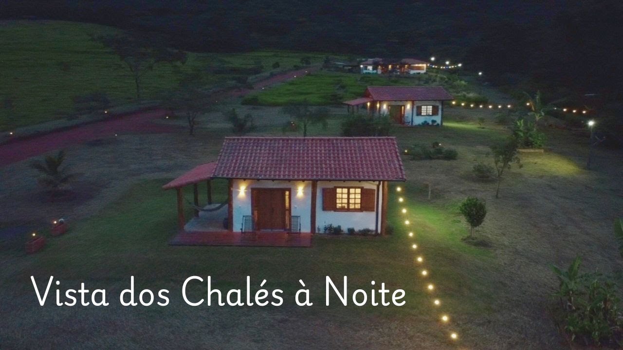 VISTA DOS CHALÉS À NOITE