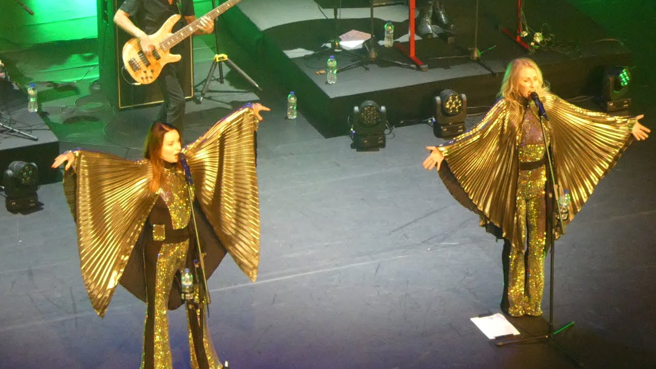 Bananarama - You Spin Me Round (Like A Record) / Venus - London Palladium, 3/4/24