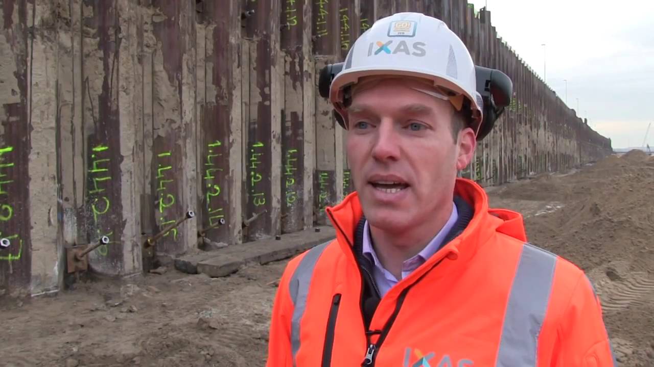 Intrillen van damwanden bij de A9 Gaasperdammerweg