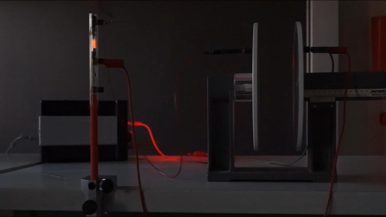 Physik LF / Video E19-V: Veranschaulichung der Spannung mit Glimmlampe am Plattenkondensator