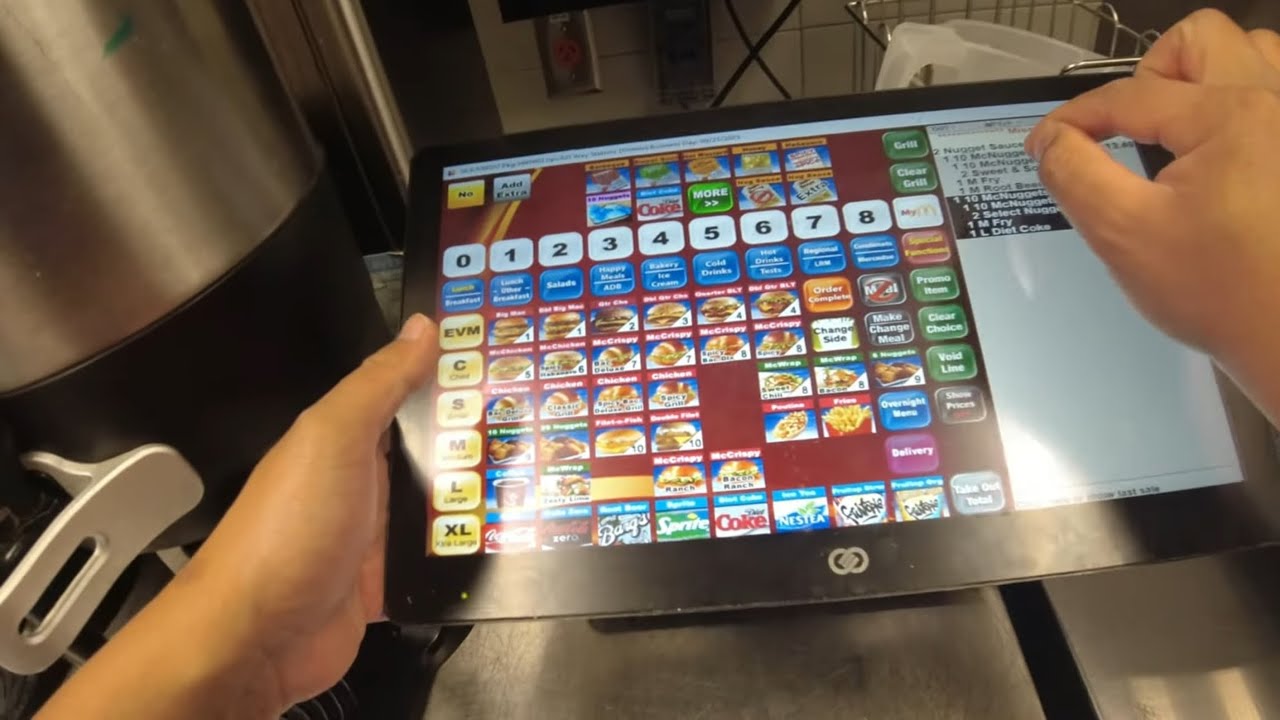 McDonalds POV обеденного перерыва принимает заказы в Drive-Tru